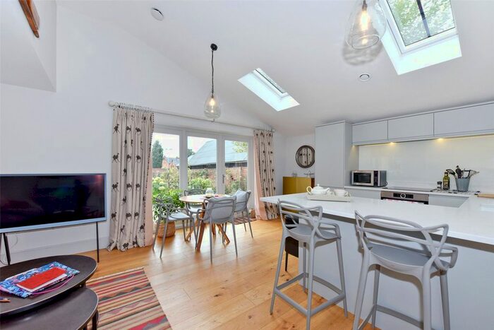 1 Bedroom Flat To Rent In Brewery Mews, Market Place, Henley-On-Thames, Oxfordshire, RG9