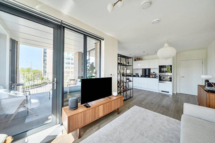 3 Bedroom Flat For Sale In Lakeside Drive, Park Royal, London, NW10