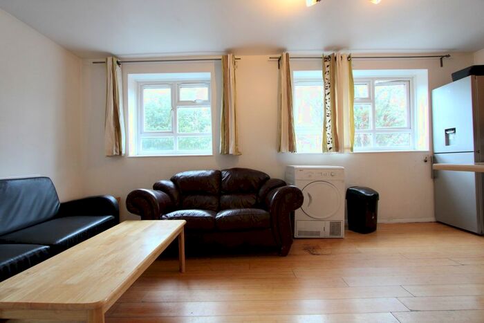 4 Bedroom Flat To Rent In Southmead Road, Southfield SW19