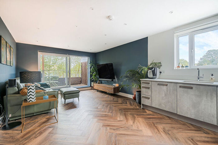 2 Bedroom Apartment For Sale In Crown Dale, London, SE19
