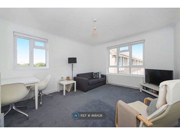 2 Bedroom Flat To Rent In Primrose Court, London, SW12