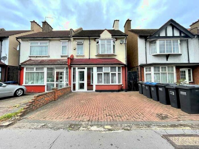 Houses for sale & to rent in CR7 8FL, Buttonscroft Close, Thornton