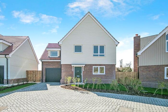 3 Bedroom Detached House For Sale In Spalding Way, Chelmondiston, Ipswich, IP9