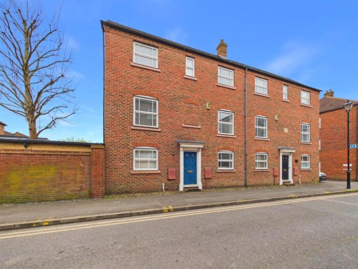 3 Bedroom Semi Detached House For Sale In Wedgewood Street, Fairford Leys, Aylesbury, HP19