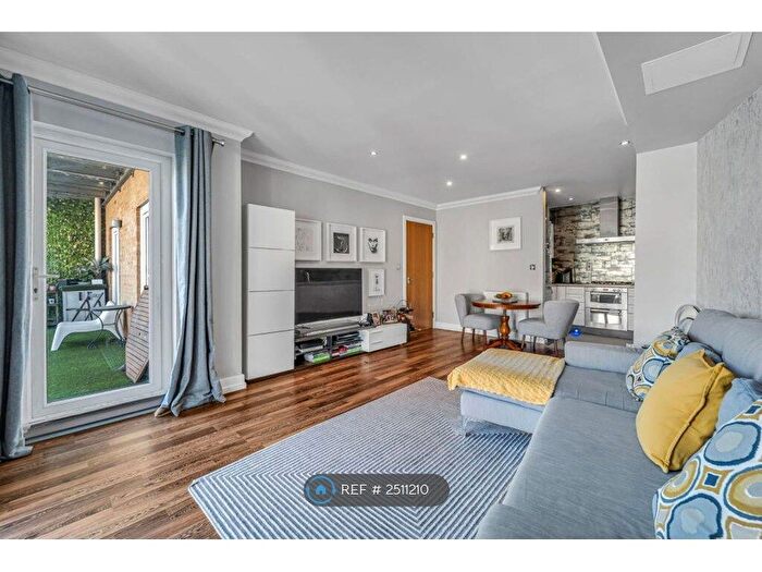 2 Bedroom Flat To Rent In Isis House, Chertsey, KT16