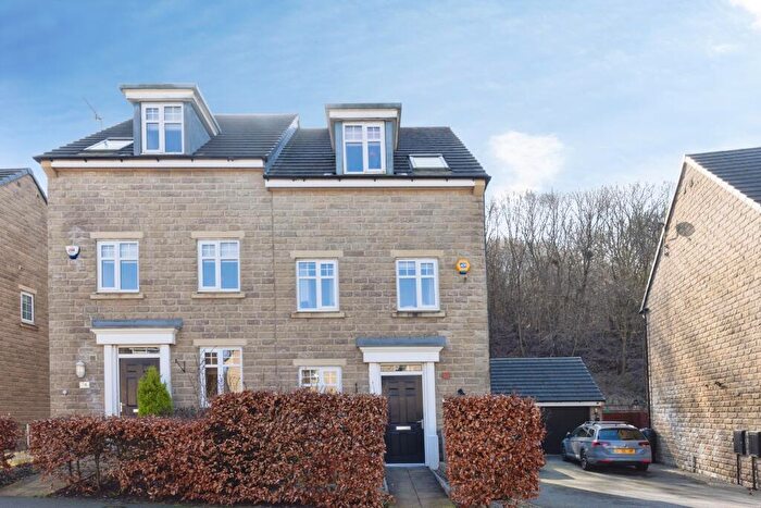 3 Bedroom Semi Detached House For Sale In Castle Stead Drive, Bradford, BD13