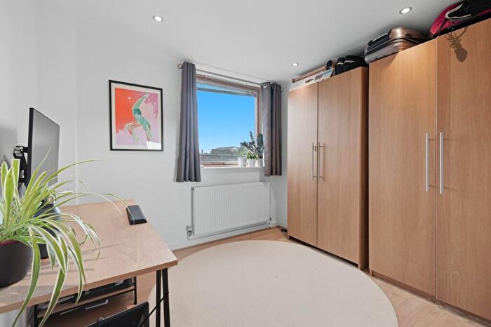 2 Bedroom Apartment For Sale In Globe Road, Stepney Green, E1
