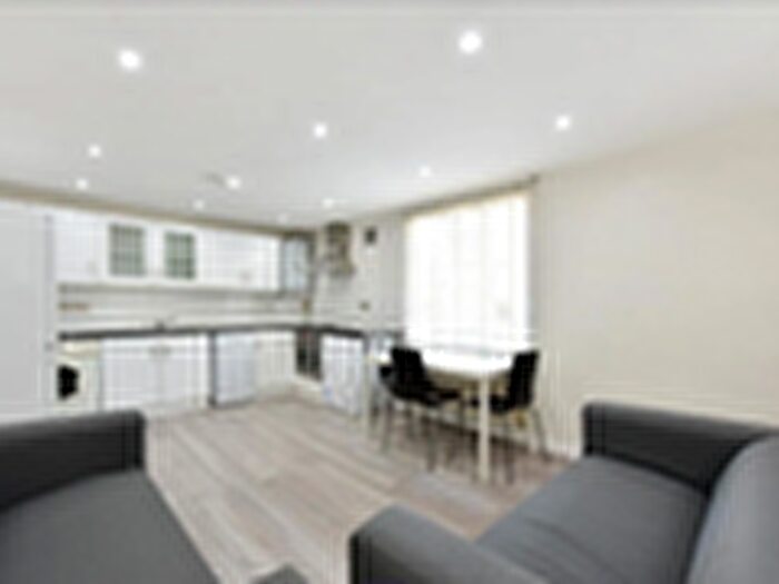 3 Bedroom Flat To Rent In High Street, Hounslow, TW3