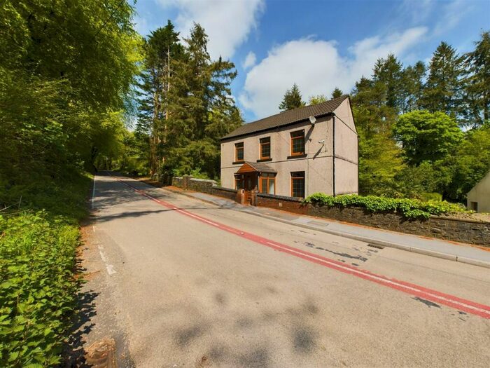 4 Bedroom Detached House For Sale In Cwmbach Road, Llanelli, SA15