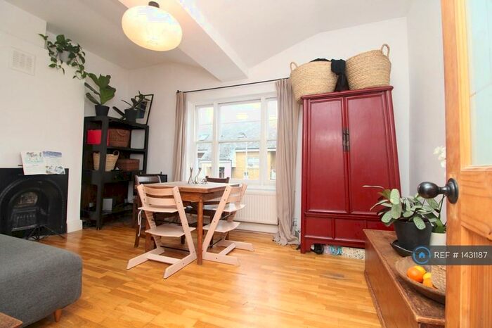 2 Bedroom Flat To Rent In St. Jude Street, London, N16