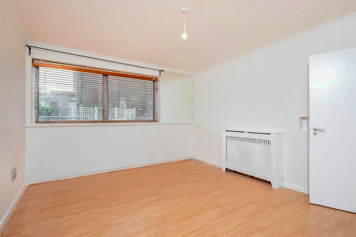 2 Bedroom Flat To Rent In Parkgate Road, Battersea, London, SW11