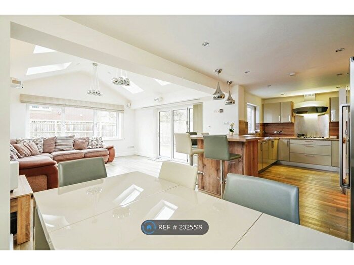 5 Bedroom Detached House To Rent In Ravencroft, Bicester, OX26