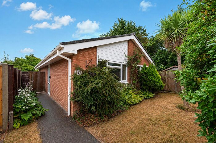 2 Bedroom Detached Bungalow For Sale In Cherry Tree Drive, Eastergate, PO20