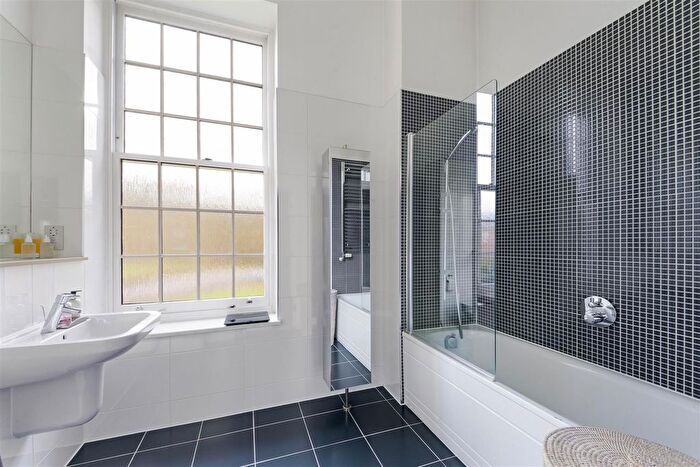 2 Bedroom Flat For Sale In Glanville Way, Epsom, KT19