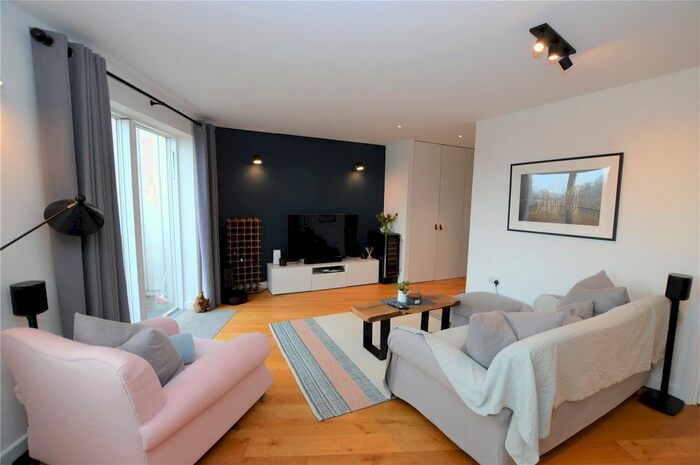 2 Bedroom Flat To Rent In Cargreen Road, Croydon, SE25