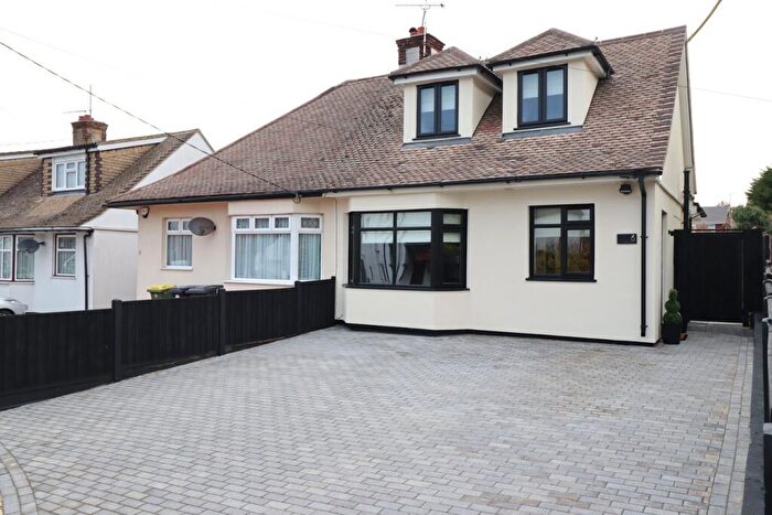 3 Bedroom Semi-Detached House For Sale In Oakwood Road, Rayleigh, SS6