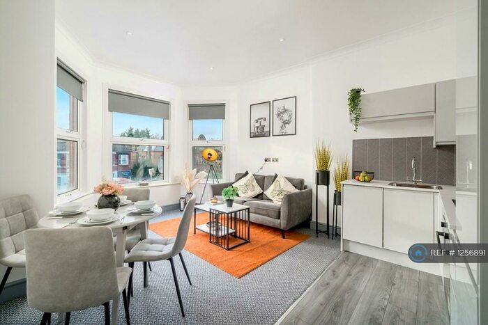 2 Bedroom Flat To Rent In West Hampstead, London, NW2