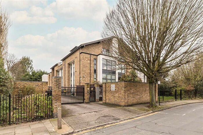 2 Bedroom Flat To Rent In Meadowcourt Road, Blackheath, SE3