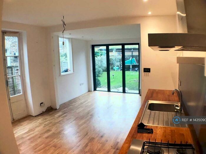 2 Bedroom Flat To Rent In Surrey Road, London, SE15