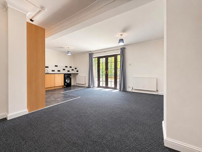 3 Bedroom Flat To Rent In Mounts Road Greenhithe, DA9
