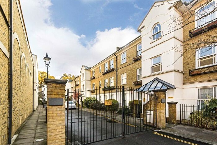 2 Bedroom Flat To Rent In Deerhurst Crescent, Hampton Hill, Hampton, TW12