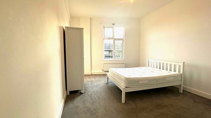 2 Bedroom Flat To Rent In York Road, London, SW11
