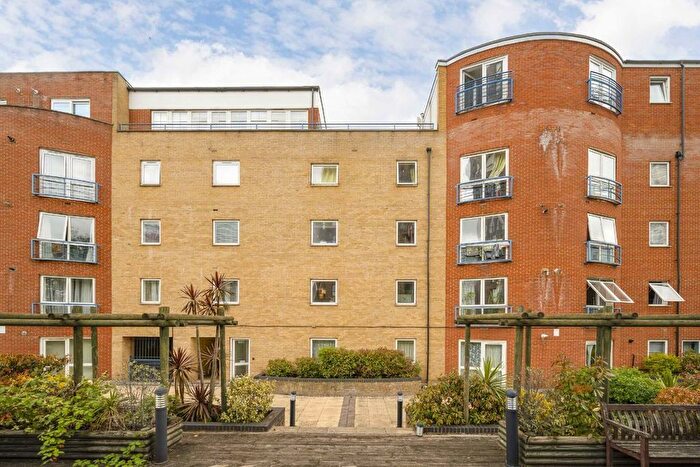 2 Bedroom Flat To Rent In Poplar High Street, Canary Wharf, London, E14