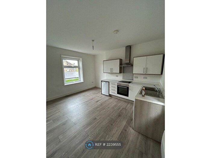 1 Bedroom Flat To Rent In Wellfield Place, Leeds, LS6