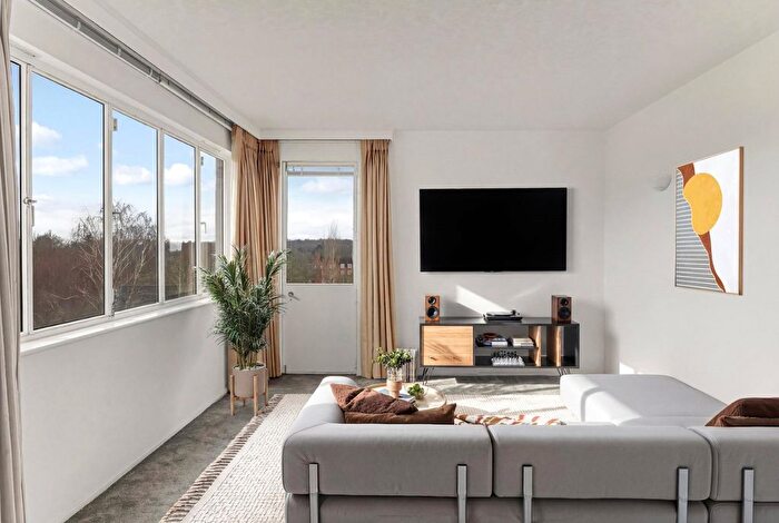 2 Bedroom Flat For Sale In North Hill, Highgate, London, N6