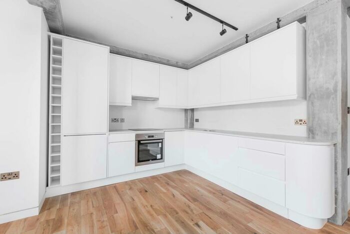 3 Bedroom Maisonette To Rent In Hoe Street, Walthamstow, London, E17