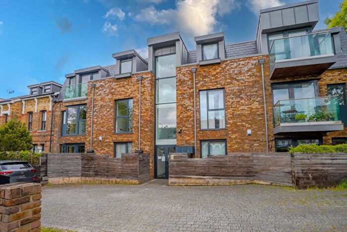 2 Bedroom Flat For Sale In Lordship Lane, East Dulwich, London, SE22