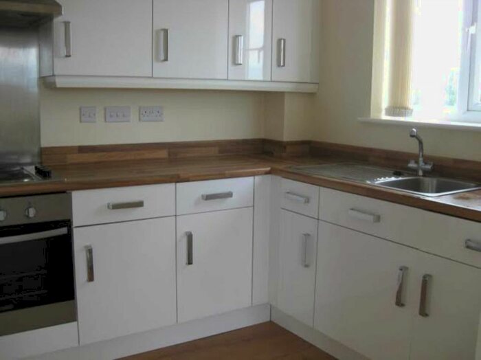 2 Bedroom Flat To Rent In Chapman Road, Bradford, BD3