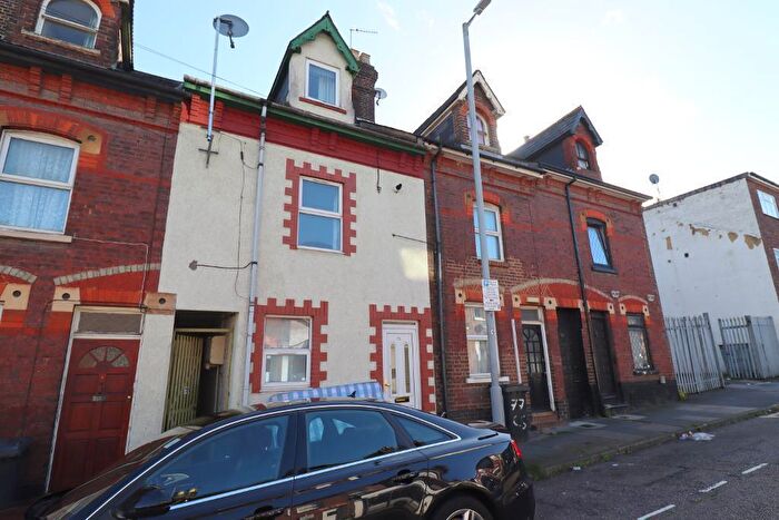 2 Bedroom Maisonette For Sale In Cardigan Street, South Luton, London, Bedfordshire, LU1