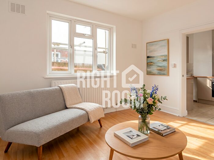 3 Bedroom Flat To Rent In Three Bedroom Flat, Church Road, NW10