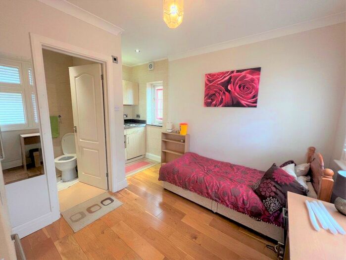 Flat To Rent In The Green, Wembley, Middlesex, HA0