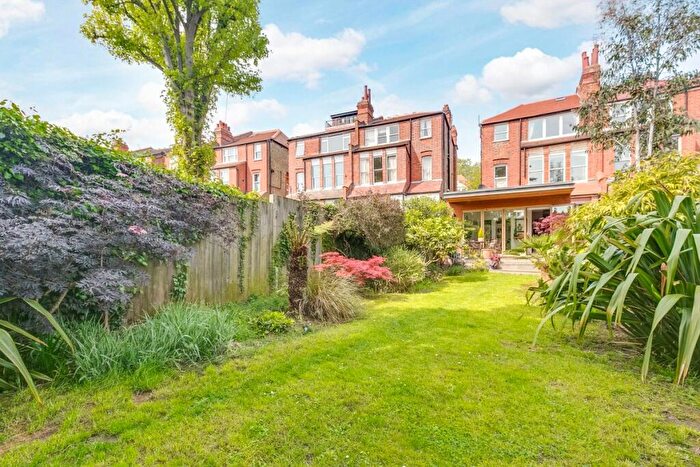 2 Bedroom Apartment For Sale In Stanhope Gardens, Highgate, N6