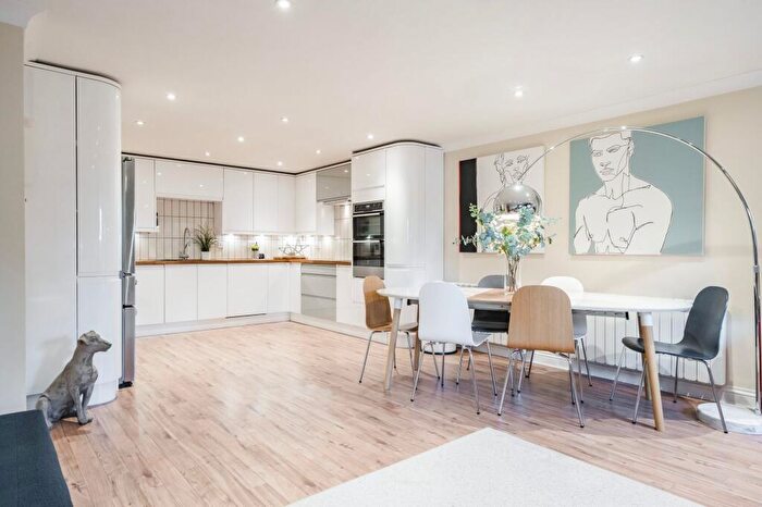 2 Bedroom Apartment For Sale In Swonnells Walk, Oulton Broad, NR32