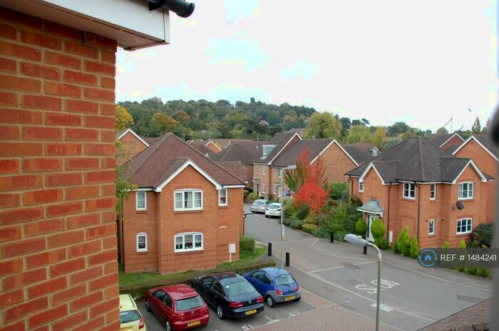 2 Bedroom Flat To Rent In Tylehurst Drive, Redhill, RH1