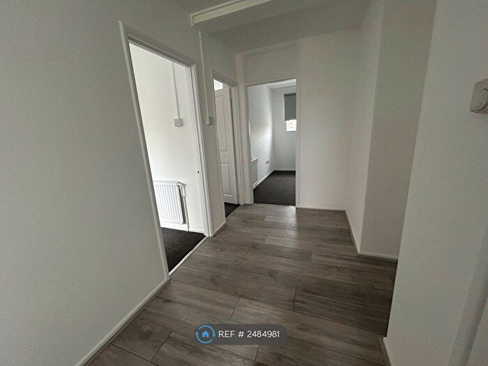 3 Bedroom Flat To Rent In Elgar House, London, N8