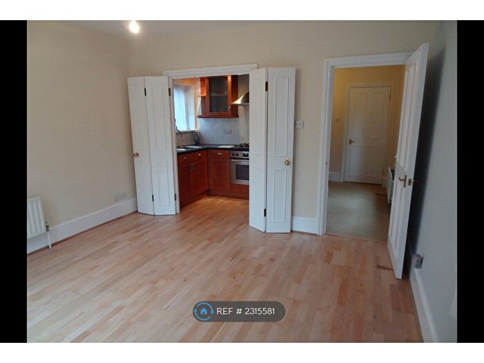 1 Bedroom Flat To Rent In Palace Road, London, SW2