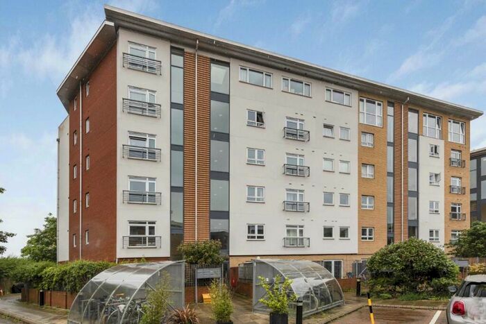 3 Bedroom Flat To Rent In Marcon Place, Hackney, E8
