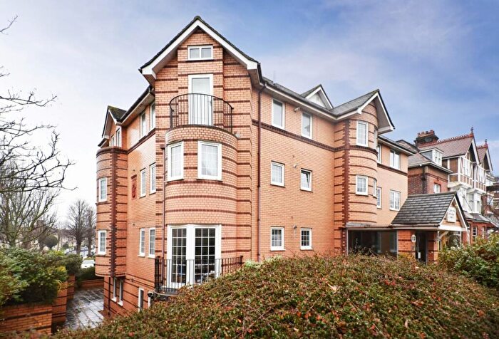 2 Bedroom Flat For Sale In The Drive, Hove, BN3