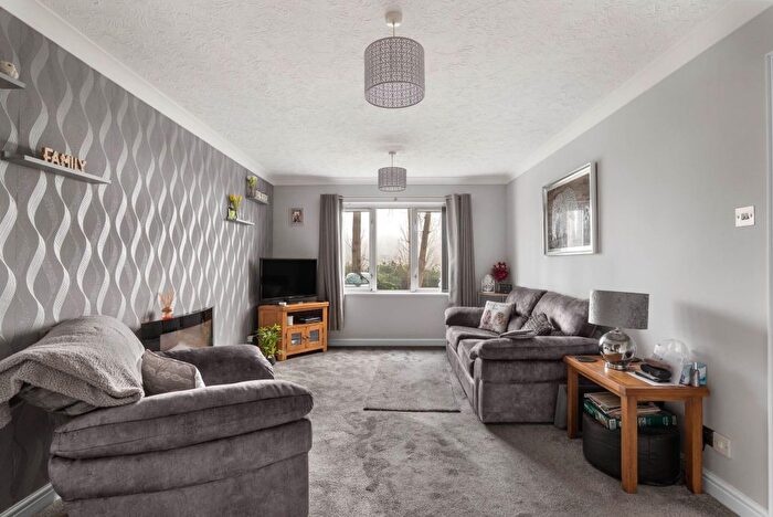 1 Bedroom Flat For Sale In Corinthian Court, Alcester, B49