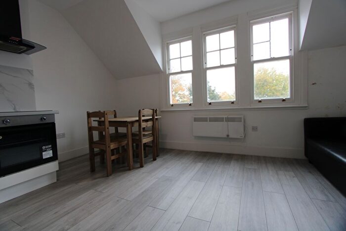 4 Bedroom Flat To Rent In Nightingale Lane, London, SW12