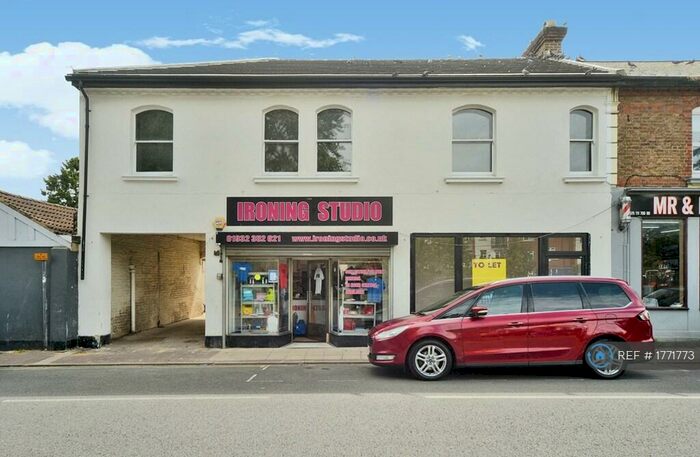 2 Bedroom Flat To Rent In High Road, Byfleet, KT14