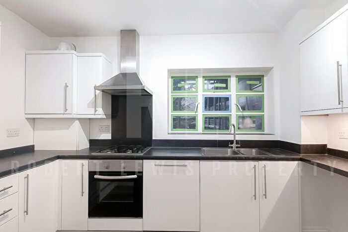 3 Bedroom Flat To Rent In Three Bedroom Apartment – Brookland Rise, London, NW11