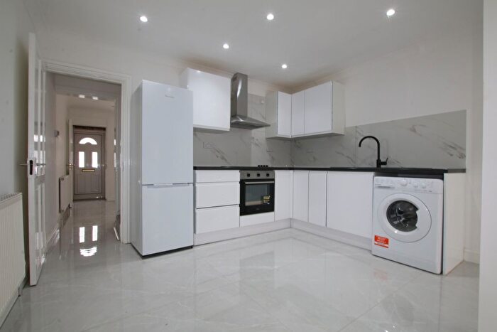 3 Bedroom Terraced House To Rent In Upton Road, Slough, Berkshre, England, SL1