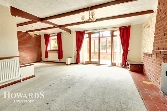 3 Bedroom Detached House For Sale In Manor Park Road, Corton, NR32