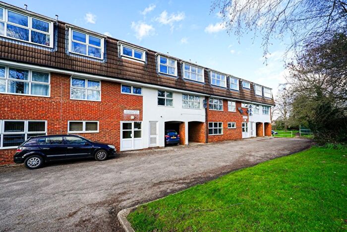3 Bedroom Flat For Sale In Grasmere Way, Linslade, Leighton Buzzard, LU7
