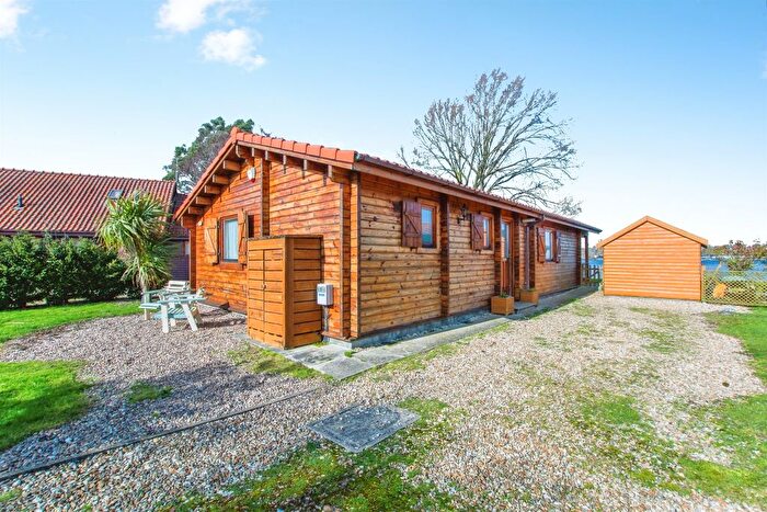 2 Bedroom Park Home For Sale In Sleaford Road, Tattershall, Lincoln, LN4